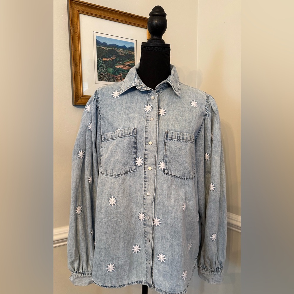 Embroidered Denim Shirt with White Flowers
oversized fit NWT snap buttons